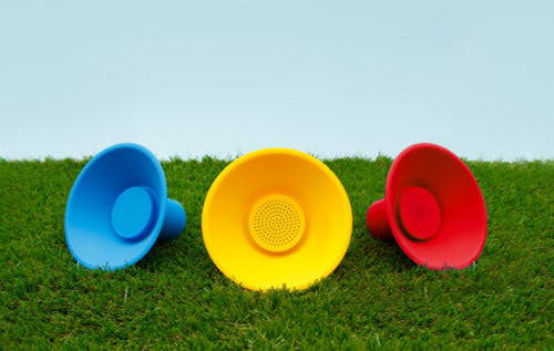 icon-speakers-blue-yellow-red-on-grass